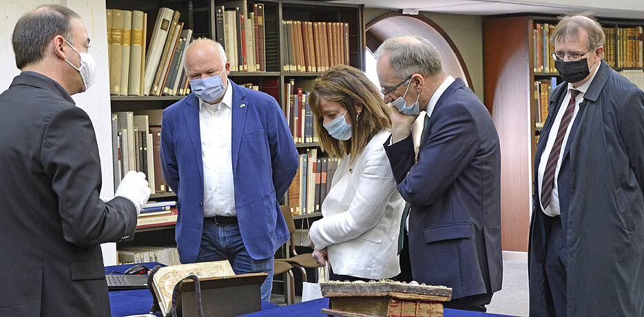 Der irische Botschafter und seine Lebensgefährtin bewundern die irischen Schätze in der Universitätsbibliothek Würzburg; v.l.n.r.: Dr. Hans-Günter Schmidt (Leiter der UB Würzburg), Matthias Fleckenstein, (Vorsitzender der deutsch-irischen Gesellschaft Würzburg), Mary McCarthy und der irische Botschafter Dr. Nicholas O’Brien, Prof. Dr. Alfred Forchel (Präsident der Universität Würzburg)