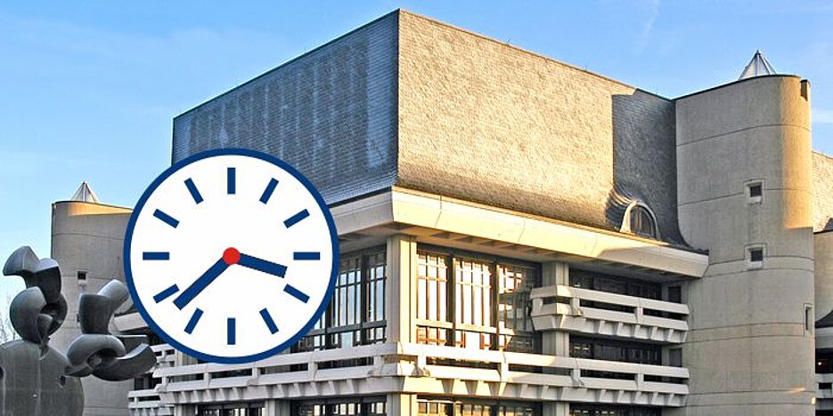 Aussenansicht Zentralbibliothek mit Uhr (links)