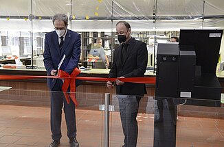 Prof. Paul Pauli und Dr. Hans-Günter Schmidt starten die kontaktlose Selbstbedienungsausleihe in der Zentralbibliothek am 27. Juli 2021. Start der RFID-Ausleihe in der Zentralbibliothek
