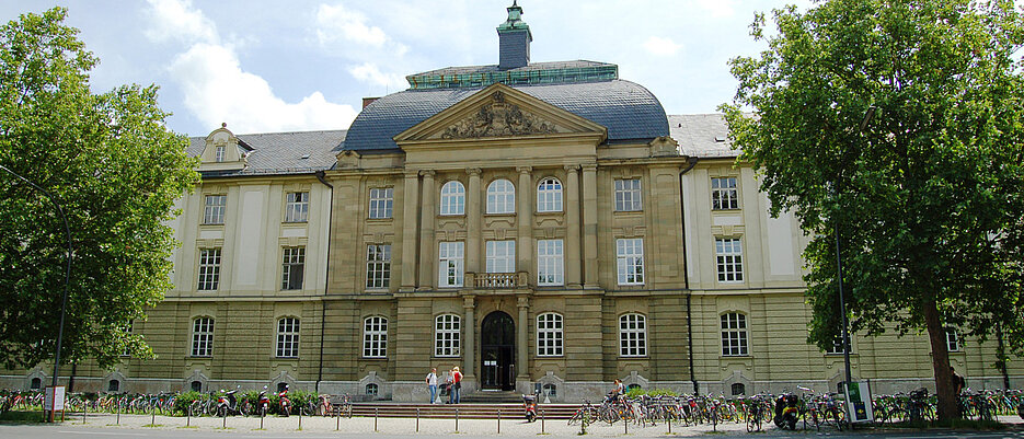 Unigebäude am Wittelsbacherplatz Foto Robert EmmerichJuni 2007