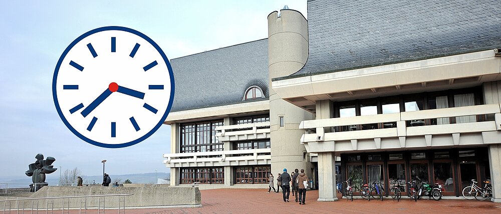 Aussenansicht Zentralbibliothek mit Uhr (links)