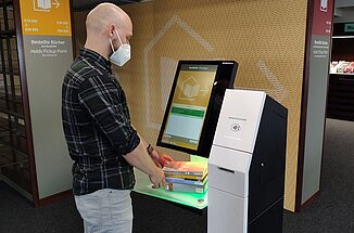 Nutzer leiht Bücher elektronisch aus.