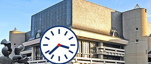 Aussenansicht Zentralbibliothek mit Uhr (links) 